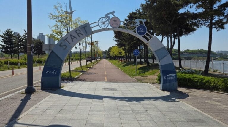 Ara Bicycle Path start arch showing the 21km to Seoul and 633km to Busan markers