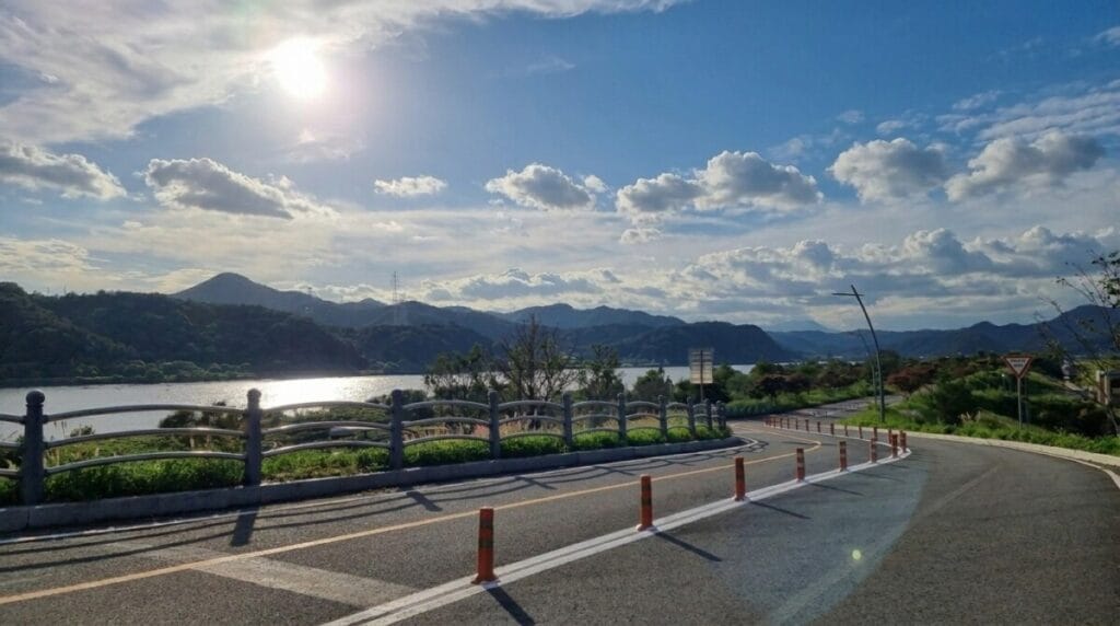 Flat riverside stretch of the Nakdonggang Bicycle Path between Gumi Weir and Gangjeong-Goryeong Weir