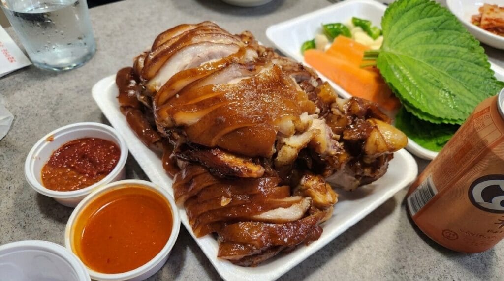 Dongdaemun food guide - Waglwaglg Jokbal braised pig trotters platter with banchan