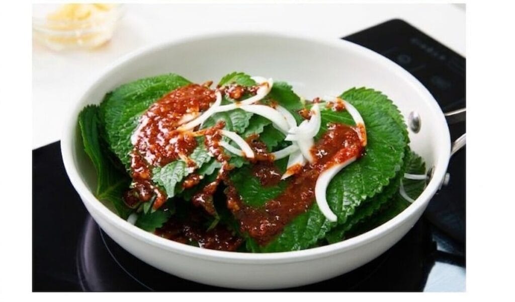 Perilla leaves layered with garlic-soy seasoning sauce before steaming