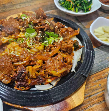 Spicy stir-fried pork topped with green onions at Eunjune Restaurant
