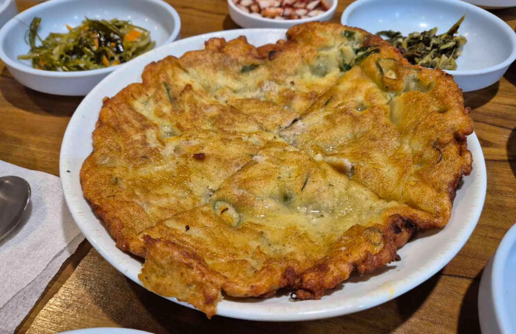 Crispy golden-brown mung bean pancake at Woorikong Sundubu